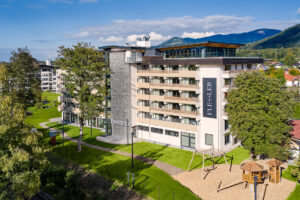 Flesslers Lenggries Außenansicht mit Kletterwand